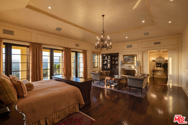13961 Aubrey Road, Beverly Hills CA: https://media.crmls.org/mediaz/1820fc4a-e558-49ef-a91a-c9aa7c740cd1.jpg