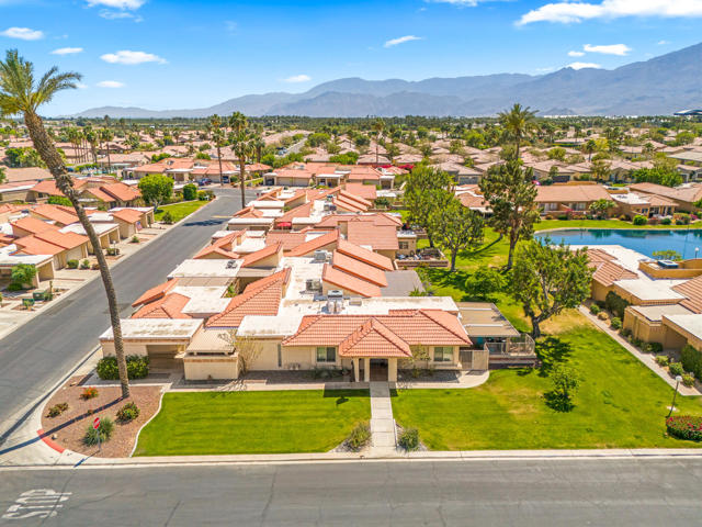 49327 Eisenhower Drive, Indio CA: https://media.crmls.org/mediaz/18218146-2f2b-410b-8e62-5219b976ff24.jpg