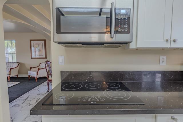 22633 Inspiration Pt, Canyon Lake CA: https://media.crmls.org/mediaz/1821854f-ab1a-4f05-a7a6-885d7f1614d0.jpg