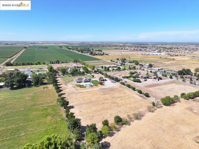 430 Ellisa Ln, Brentwood CA: https://media.crmls.org/mediaz/1821e5a8-1fe4-4be2-a1ae-b0655792f335.jpg