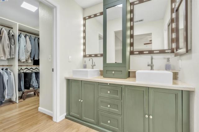 2380 Cabrillo Dr, Hayward CA: https://media.crmls.org/mediaz/1822061c-b4bf-4737-be6f-5c207c88f814.jpg