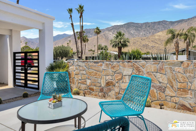 2566 S Calle Palo Fierro, Palm Springs CA: https://media.crmls.org/mediaz/18224ad6-c7e8-4f4b-b8f4-366e76df1b01.jpg