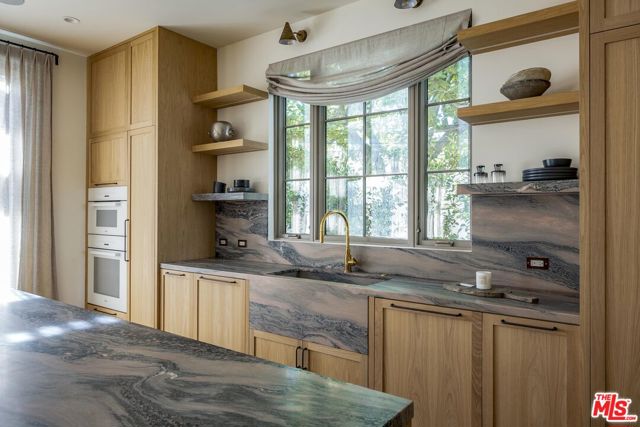 4209 Vantage Avenue, Studio City CA: https://media.crmls.org/mediaz/1822cfbb-7ea5-4431-b7ec-f74d9dad457b.jpg