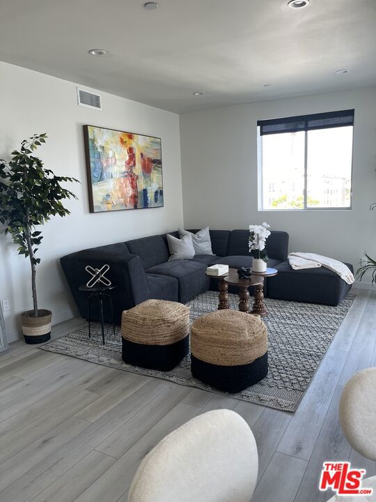 124 S Croft Avenue, Los Angeles CA: https://media.crmls.org/mediaz/1823136e-3723-4c8f-95f5-900c8a316835.jpg