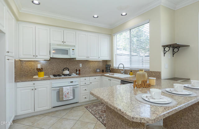 Detail Gallery Image 12 of 33 For 395 via Cantilena, Camarillo,  CA 93012 - 3 Beds | 2/1 Baths