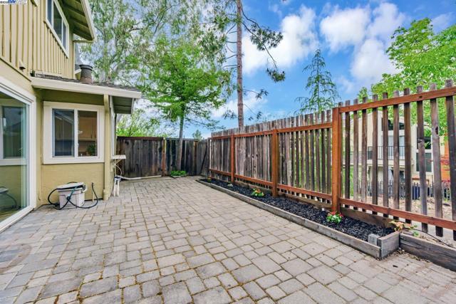 208 Siskiyou Ct, Walnut Creek CA: https://media.crmls.org/mediaz/1825a8bd-968c-4ffd-8daa-8c4f69666d76.jpg