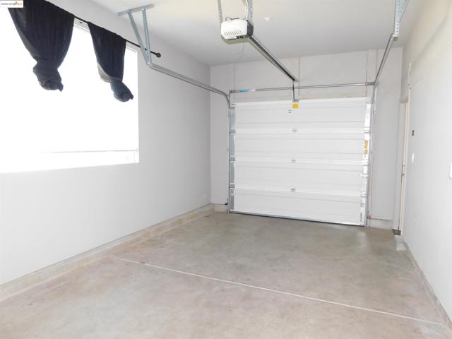 1090 Lavender St, Manteca CA: https://media.crmls.org/mediaz/182604aa-08de-4bbb-8dae-ebb036a758ee.jpg