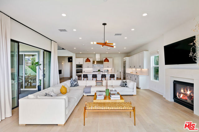 21316 Poema Place, Chatsworth CA: https://media.crmls.org/mediaz/18269162-544b-4c81-94f3-90fabcf9fe6c.jpg