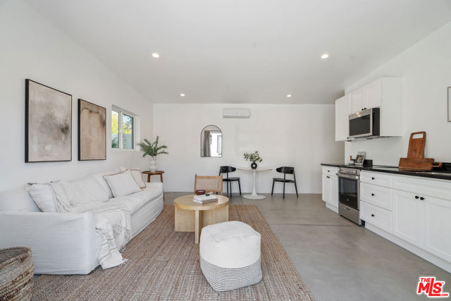 1280 S Sycamore Avenue, Los Angeles CA: https://media.crmls.org/mediaz/18271661-db1b-41a8-8d7c-34dbd4568be2.jpg