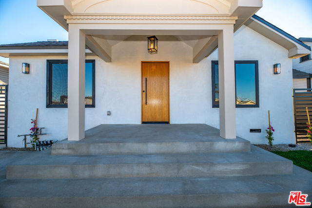 5325 S Victoria Avenue, Los Angeles CA: https://media.crmls.org/mediaz/18274c71-447c-421d-92e9-06ee7c2ab230.jpg
