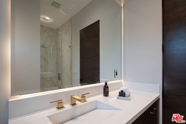 2371 Achilles Drive, Los Angeles CA: https://media.crmls.org/mediaz/1828d50c-ce04-476f-bbe0-d660f9f9ae89.jpg