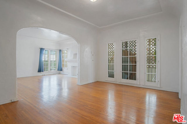 712 S Stanley Avenue, Los Angeles CA: https://media.crmls.org/mediaz/1829208f-5574-4a89-9d4a-08461c1f4bf0.jpg