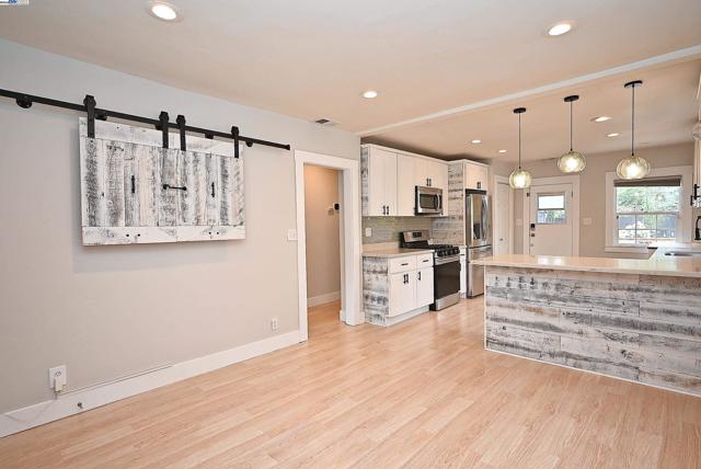 5706 Brookdale Ave, Oakland CA: https://media.crmls.org/mediaz/1829de94-89cf-4e25-ab07-67f649ef0c88.jpg