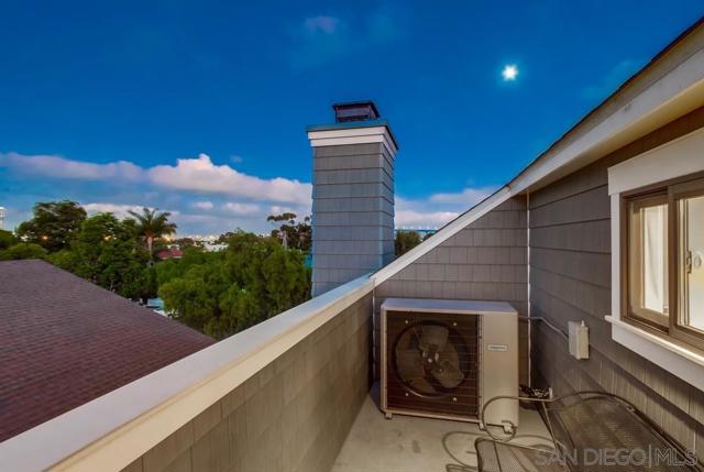 240 B Avenue, Coronado CA: https://media.crmls.org/mediaz/182e83b6-b3eb-4fb2-b39c-c131ebd81e80.jpg