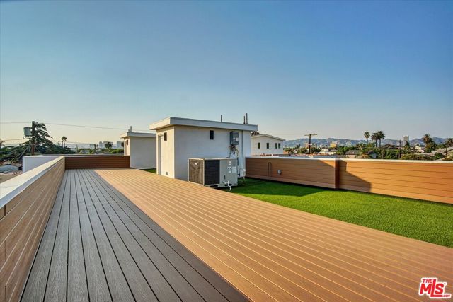 2419 S Cochran Avenue, Los Angeles CA: https://media.crmls.org/mediaz/182f7afe-7db6-4457-a6d2-34ab5da959ff.jpg