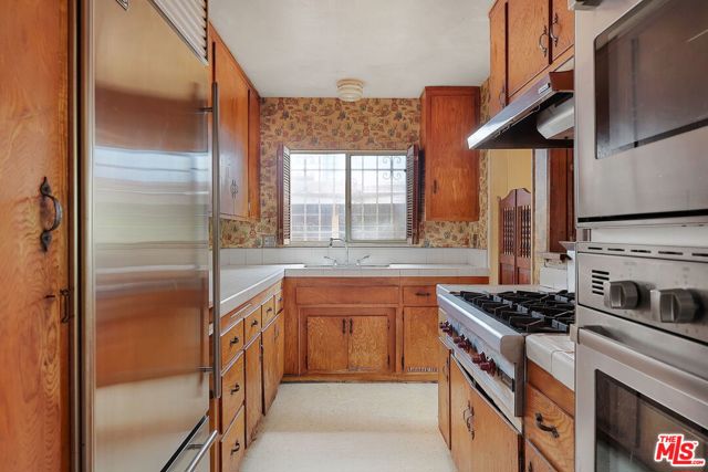 717 Marco Place, Venice CA: https://media.crmls.org/mediaz/182fdfd5-2de8-4a77-83b1-61d22839e1bd.jpg