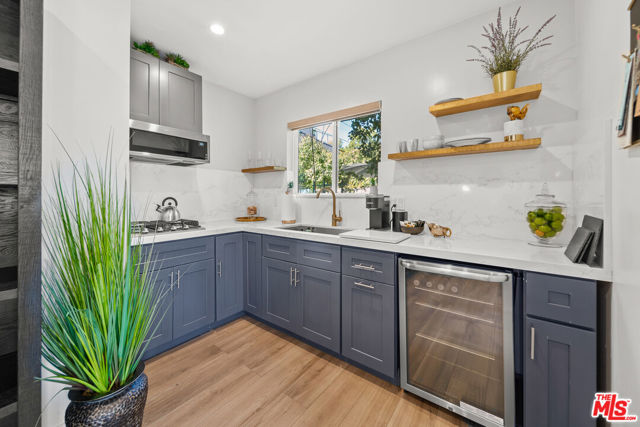 5013 Auckland Avenue, Toluca Lake CA: https://media.crmls.org/mediaz/18306af3-b07f-4f0c-8557-a3e082def07d.jpg