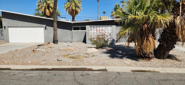 2272 N Starr Road, Palm Springs CA: https://media.crmls.org/mediaz/1831beb1-062b-4a1c-9516-705d8010267b.jpg