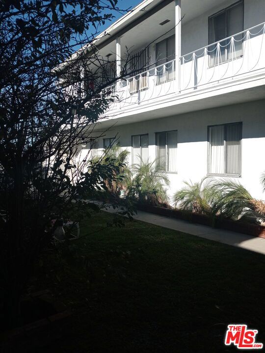 7208 S La Cienega Boulevard, Inglewood CA: https://media.crmls.org/mediaz/18322152-a541-4d32-adb5-b7523d28ea7d.jpg