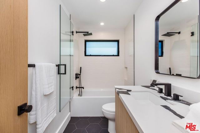 5305 Allott Avenue, Sherman Oaks CA: https://media.crmls.org/mediaz/1832238b-ddc5-4592-8f55-495b1073cdd3.jpg