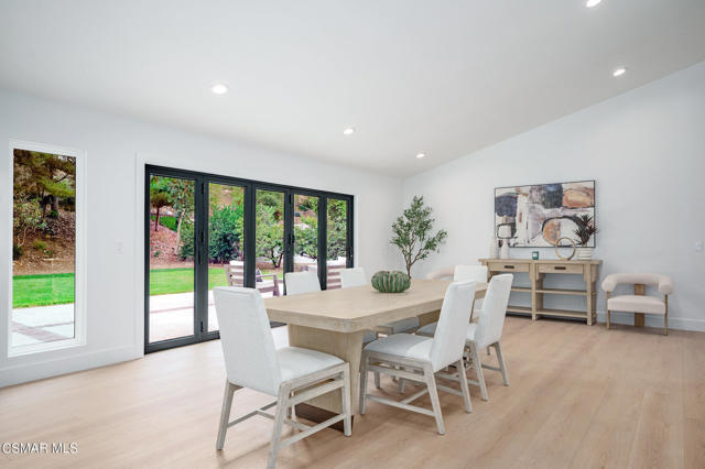 674 Lautrec Court, Thousand Oaks CA: https://media.crmls.org/mediaz/18331e28-d9f7-4f27-afd0-b2a0fd2e3ef8.jpg