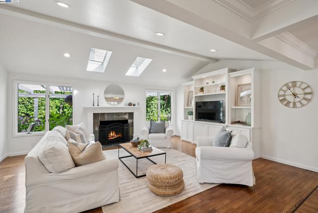 290 Bolla Ave, Alamo CA: https://media.crmls.org/mediaz/1834c021-9522-4f72-a9e0-da983382cb05.jpg