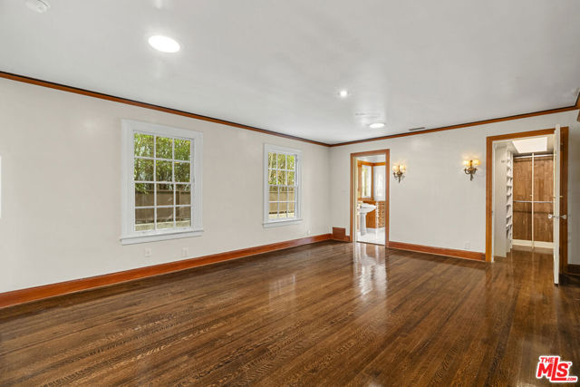 803 N Rexford Drive, Beverly Hills CA: https://media.crmls.org/mediaz/18369c7b-f755-483e-b2ec-b71130eada5f.jpg