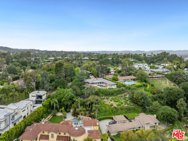 15901 High Knoll Road, Encino CA: https://media.crmls.org/mediaz/1838cc07-2c10-4f4b-93f3-28922ae9eb3a.jpg