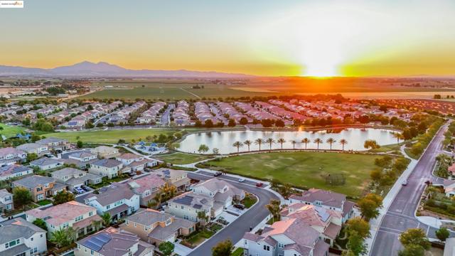 542 Harbor Cove Cir, Discovery Bay CA: https://media.crmls.org/mediaz/1838f210-ae50-4990-98fa-0d14a840cd12.jpg