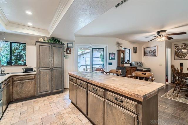 531 Silverbrook Dr, El Cajon CA: https://media.crmls.org/mediaz/1838f22f-1d4f-47bf-801e-0ebb5f118180.jpg