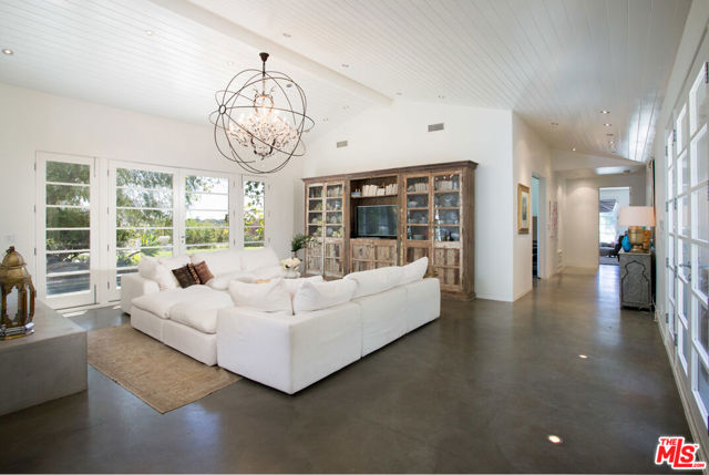 3220 Tahoe Place, Los Angeles CA: https://media.crmls.org/mediaz/183c3f35-aa17-45fa-b56c-4b12ddc2cb24.jpg