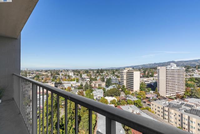 1 Kelton Ct, Oakland CA: https://media.crmls.org/mediaz/183c4f8f-dd0f-46ab-bcc6-9631a75000c6.jpg