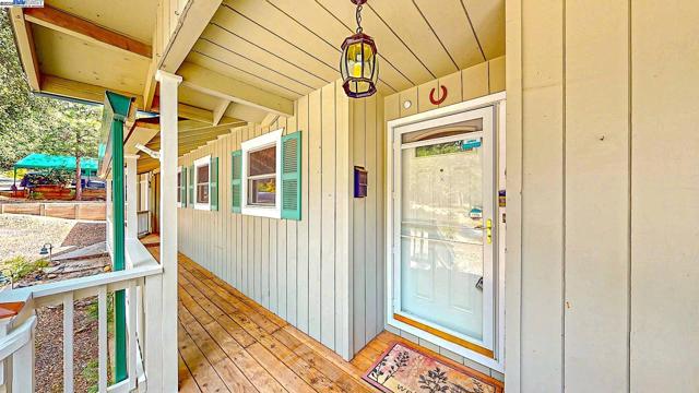 23357 Middle Camp Rd, Twain Harte CA: https://media.crmls.org/mediaz/183cb539-2c33-4a38-a8bd-b58c0b992a37.jpg