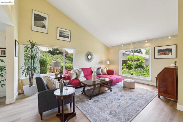 2353 Benham Ct, Walnut Creek CA: https://media.crmls.org/mediaz/183d2419-0e62-41a1-bd10-45df774875fe.jpg