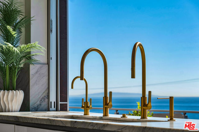 25423 Malibu Road, Malibu CA: https://media.crmls.org/mediaz/183eb189-3cdd-4fdf-bfa1-bc31a5d959a0.jpg