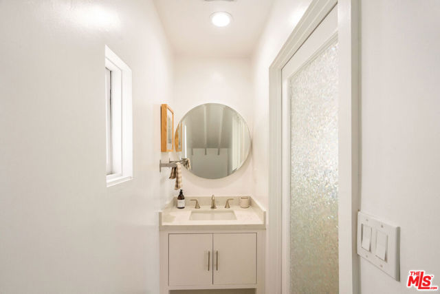 12366 Laurel Terrace Drive, Studio City CA: https://media.crmls.org/mediaz/1840dd14-890c-4abb-8156-49d3799b325e.jpg