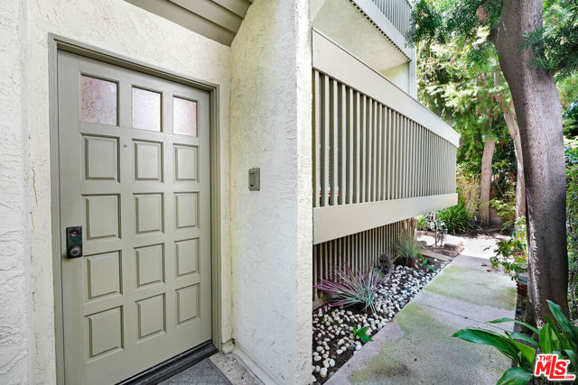 631 Strand Street, Santa Monica CA: https://media.crmls.org/mediaz/1841efcd-d1d5-4023-9fb5-2d26e84fb890.jpg
