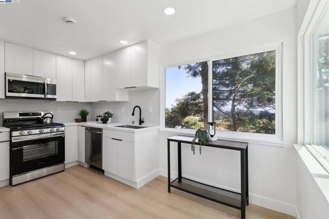 1218 Lattie Ln, Mill Valley CA: https://media.crmls.org/mediaz/1843a8fc-9ba9-4cde-932c-79f22a23534c.jpg