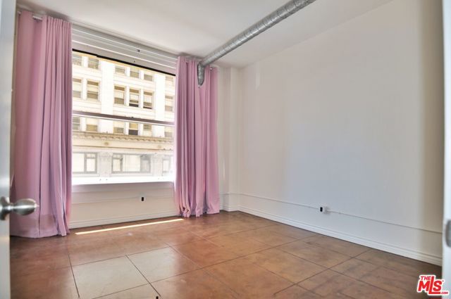 215 W 7th Street, Los Angeles CA: https://media.crmls.org/mediaz/1843cc28-3379-494d-871c-a1f068bedc10.jpg