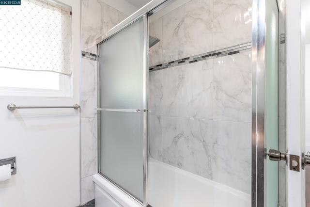 2345 Paloma Ct, Pinole CA: https://media.crmls.org/mediaz/18440734-0896-4057-af4a-31c1c48eee41.jpg