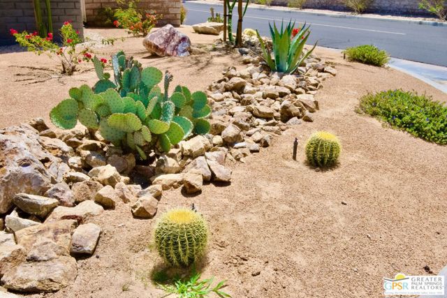 1533 N Sunflower Court, Palm Springs CA: https://media.crmls.org/mediaz/18443b9b-73e6-4154-80ca-5e330762438f.jpg