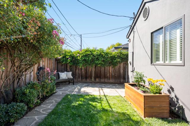 1549 Eastmoor Road, Burlingame CA: https://media.crmls.org/mediaz/184453a6-8a5d-4d30-967c-3ee1e84b46fc.jpg
