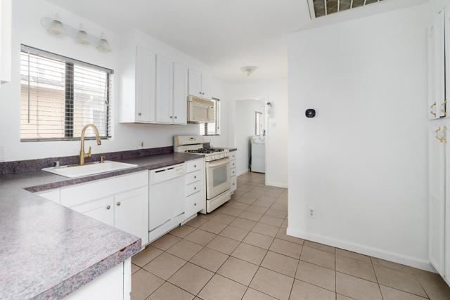 1839 100th Avenue, Oakland CA: https://media.crmls.org/mediaz/184479e1-d759-49e2-a71c-e54657bae29b.jpg