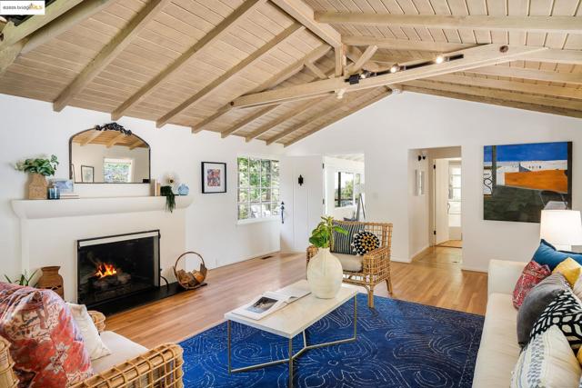 2976 Joaquin Miller Rd, Oakland CA: https://media.crmls.org/mediaz/1844e5f8-636d-4e8c-a7bd-050565152a0d.jpg