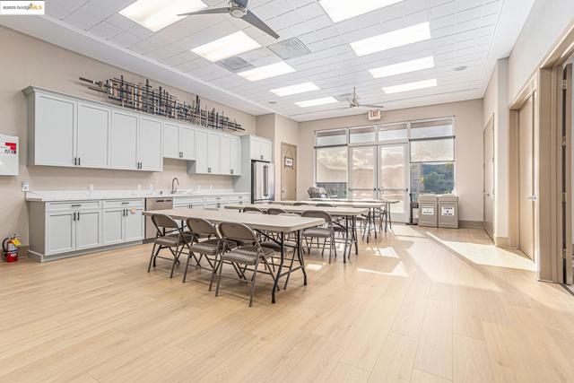 452 Tayberry Ln, Brentwood CA: https://media.crmls.org/mediaz/1844e8d7-8bc5-4ffb-88eb-b43ba234aa3a.jpg