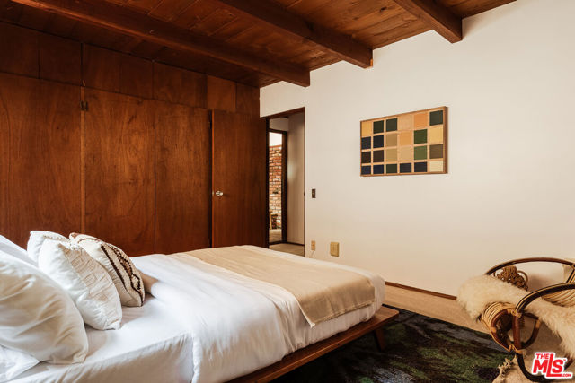 10412 Hebron Lane, Los Angeles CA: https://media.crmls.org/mediaz/18455a51-8787-4499-8818-f208c2990979.jpg