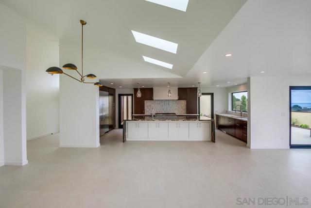 14066 Crest Way, Del Mar CA: https://media.crmls.org/mediaz/18457630-1e9d-475e-bc15-6d9f1bfa5180.jpg