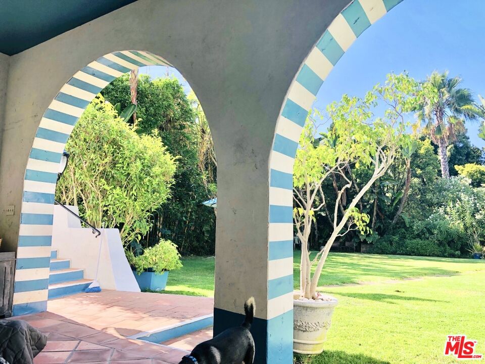 https://media.crmls.org/mediaz/18494859-d70c-4d1b-8b1b-5f510ba71b60.jpg?preset=X-Large