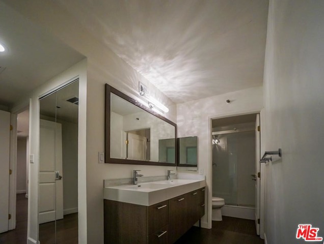 600 W 9Th Street, Los Angeles CA: https://media.crmls.org/mediaz/1849ab34-96eb-4d32-bd77-da9b34f2cd52.jpg