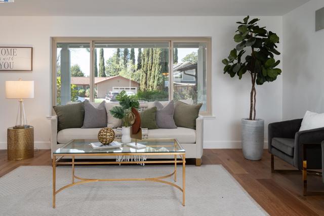 310 Trestle Glen Ct, Walnut Creek CA: https://media.crmls.org/mediaz/184af228-2aad-4b77-90dc-7ced89df0ea5.jpg